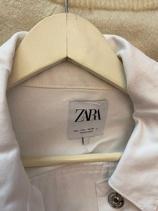 cazadora flecos Zara blanca