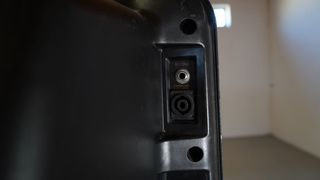 Altavoces con mesa de sonido y amplificador