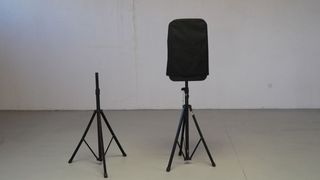 Altavoces con mesa de sonido y amplificador