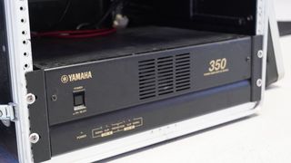 Altavoces con mesa de sonido y amplificador