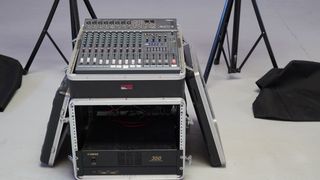 Altavoces con mesa de sonido y amplificador