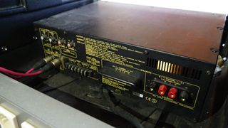 Altavoces con mesa de sonido y amplificador