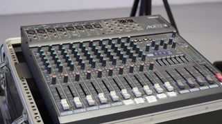 Altavoces con mesa de sonido y amplificador