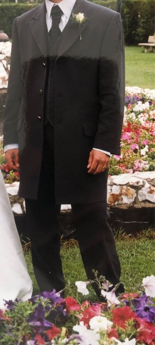 traje de novio gris oscuro
