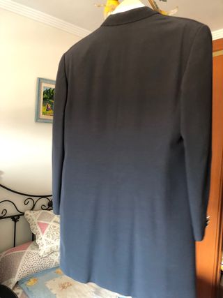 traje de novio gris oscuro