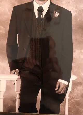 traje de novio gris oscuro