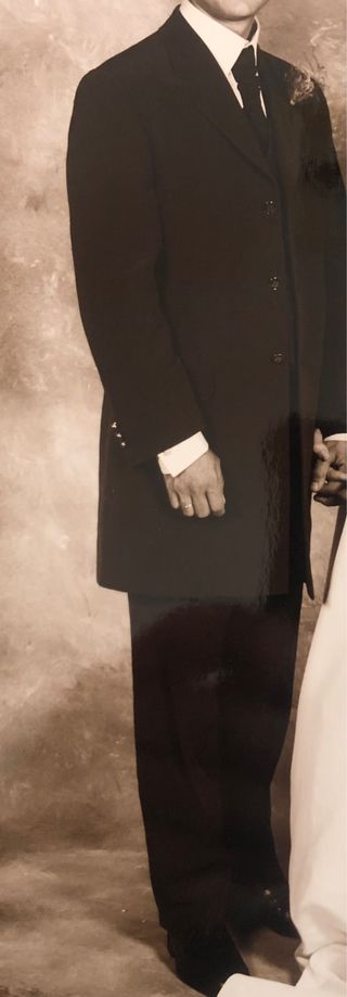 traje de novio gris oscuro