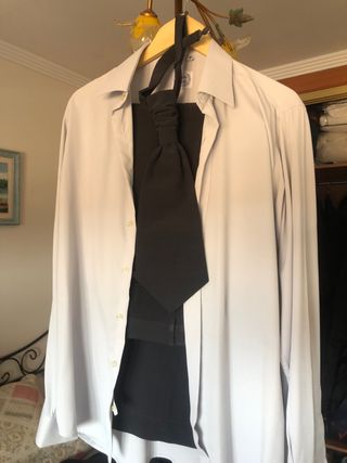 traje de novio gris oscuro