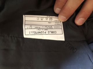 traje de novio gris oscuro