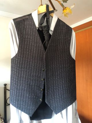 traje de novio gris oscuro