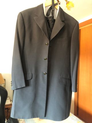 traje de novio gris oscuro