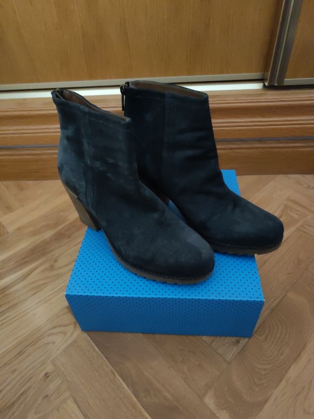 Botines de ante azul marino.