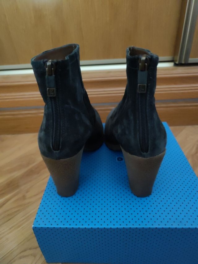 Botines de ante azul marino.