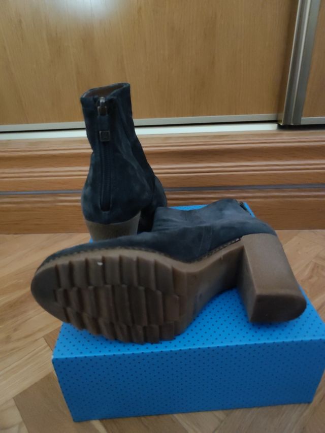 Botines de ante azul marino.