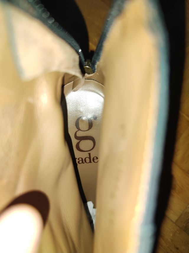 Botines de ante azul marino.