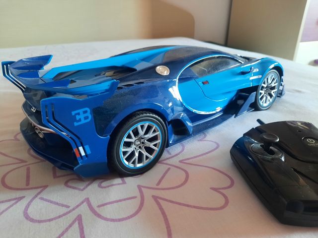 Coche Bugatti Chiron teledirigido.