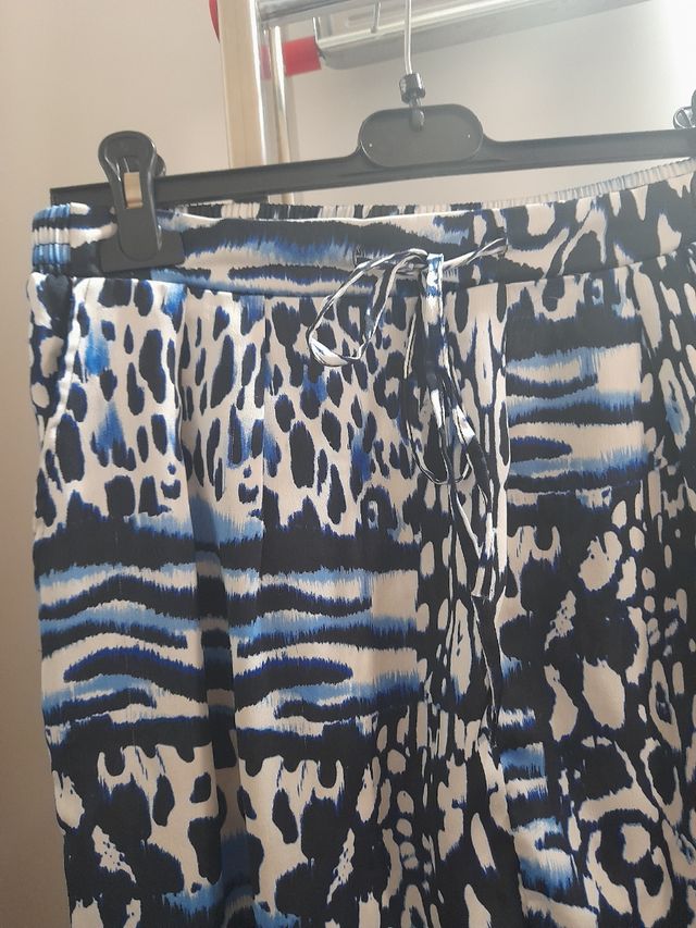 Pantalone blu e bianco