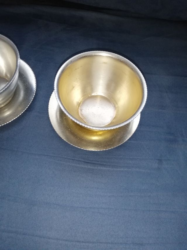 Tazones de metal antiguos.