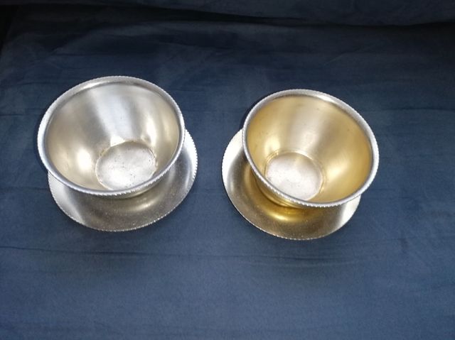 Tazones de metal antiguos.