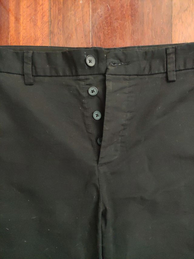 Pantalón chino color negro.