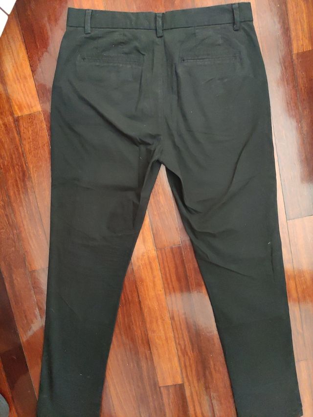 Pantalón chino color negro.
