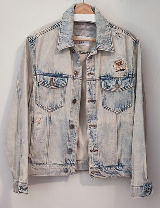 Cazadora vaquera con rotos de Bershka 