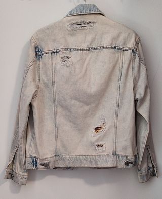 Cazadora vaquera con rotos de Bershka 