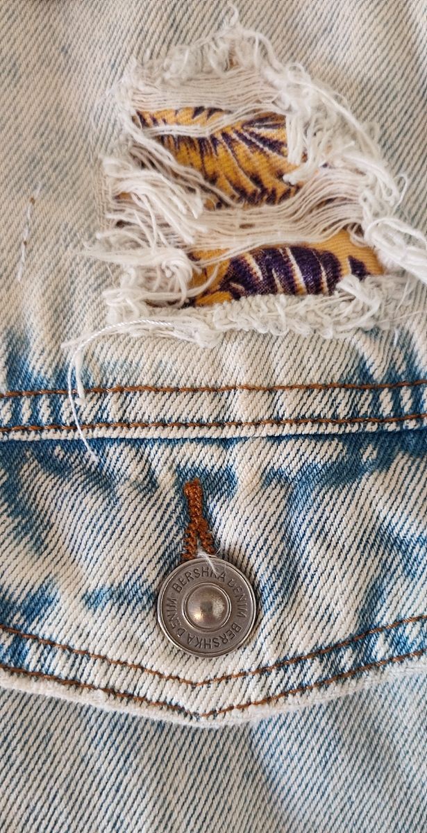 Cazadora vaquera con rotos de Bershka 
