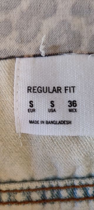 Cazadora vaquera con rotos de Bershka 