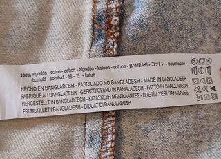 Cazadora vaquera con rotos de Bershka 