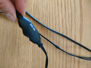 Auriculares con jack y cable largo.