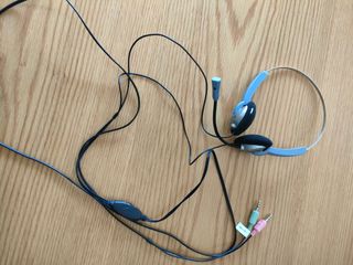 Auriculares con jack y cable largo.