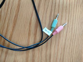 Auriculares con jack y cable largo.