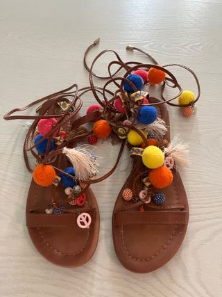 Sandali alla schiava con ponpon