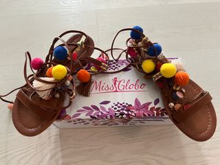 Sandali alla schiava con ponpon