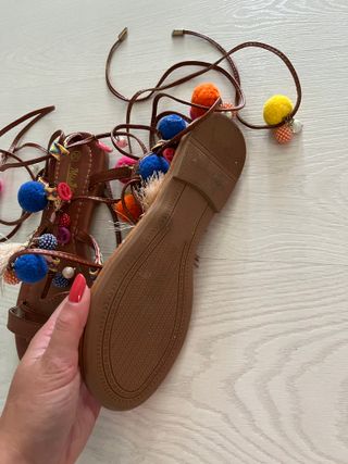 Sandali alla schiava con ponpon