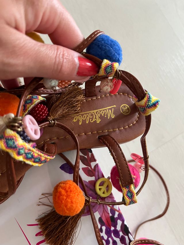 Sandali alla schiava con ponpon