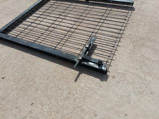 Puerta de hierro con cerrojo