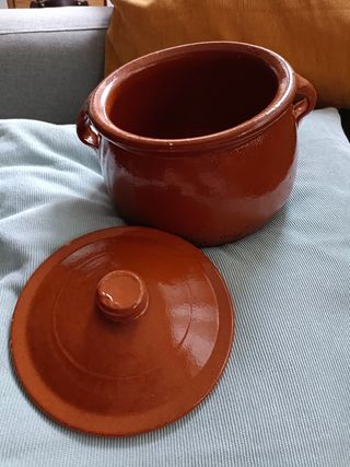 Olla de arcilla refractaria con tapa