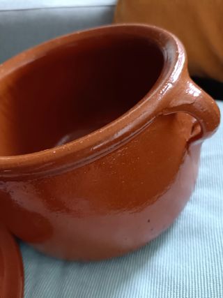 Olla de arcilla refractaria con tapa