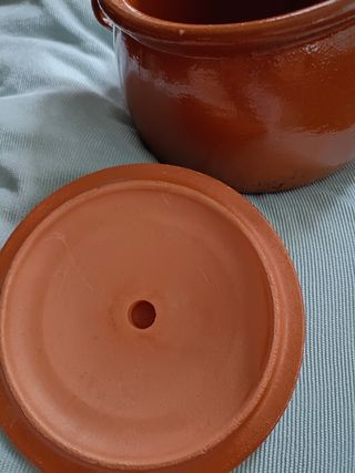 Olla de arcilla refractaria con tapa
