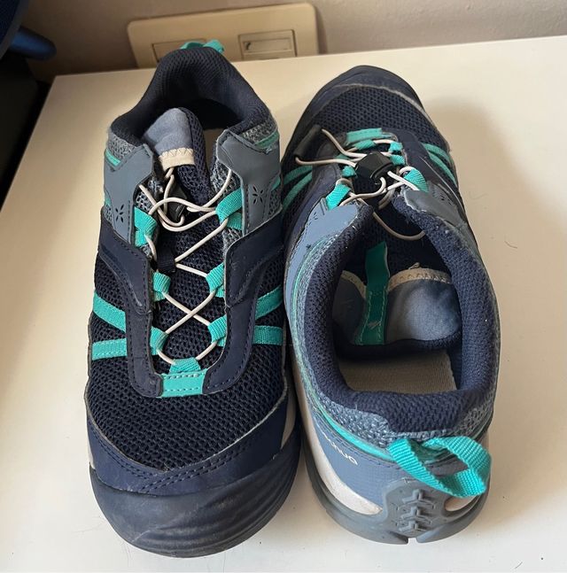 Zapatillas trekking Quechua.