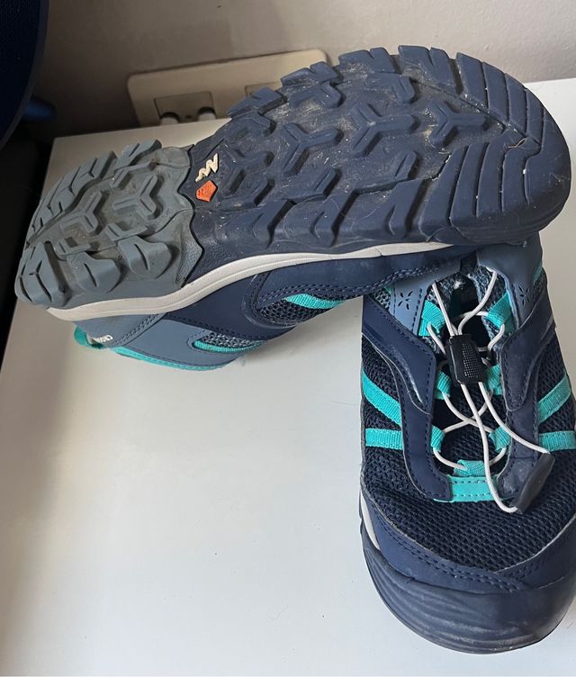 Zapatillas trekking Quechua.