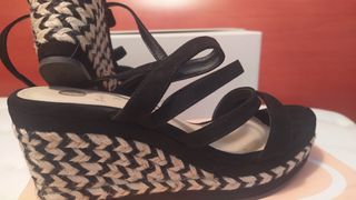 Sandalia negra cuña