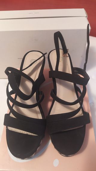 Sandalia negra cuña