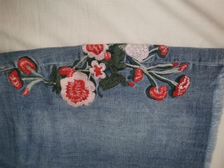 Falda vaquera de tubo con detalles florales