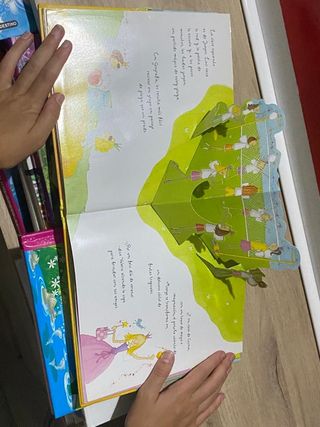 Libro con dibujos plegables