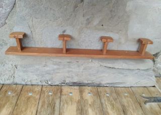 Colgador de madera antiguo.90 cm largo