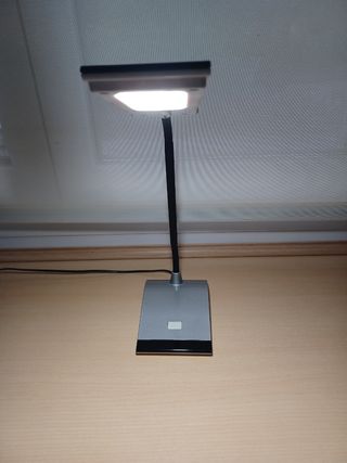 Lampara led plata y negro da mucga luz .
