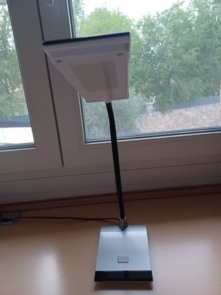 Lampara led plata y negro da mucga luz .